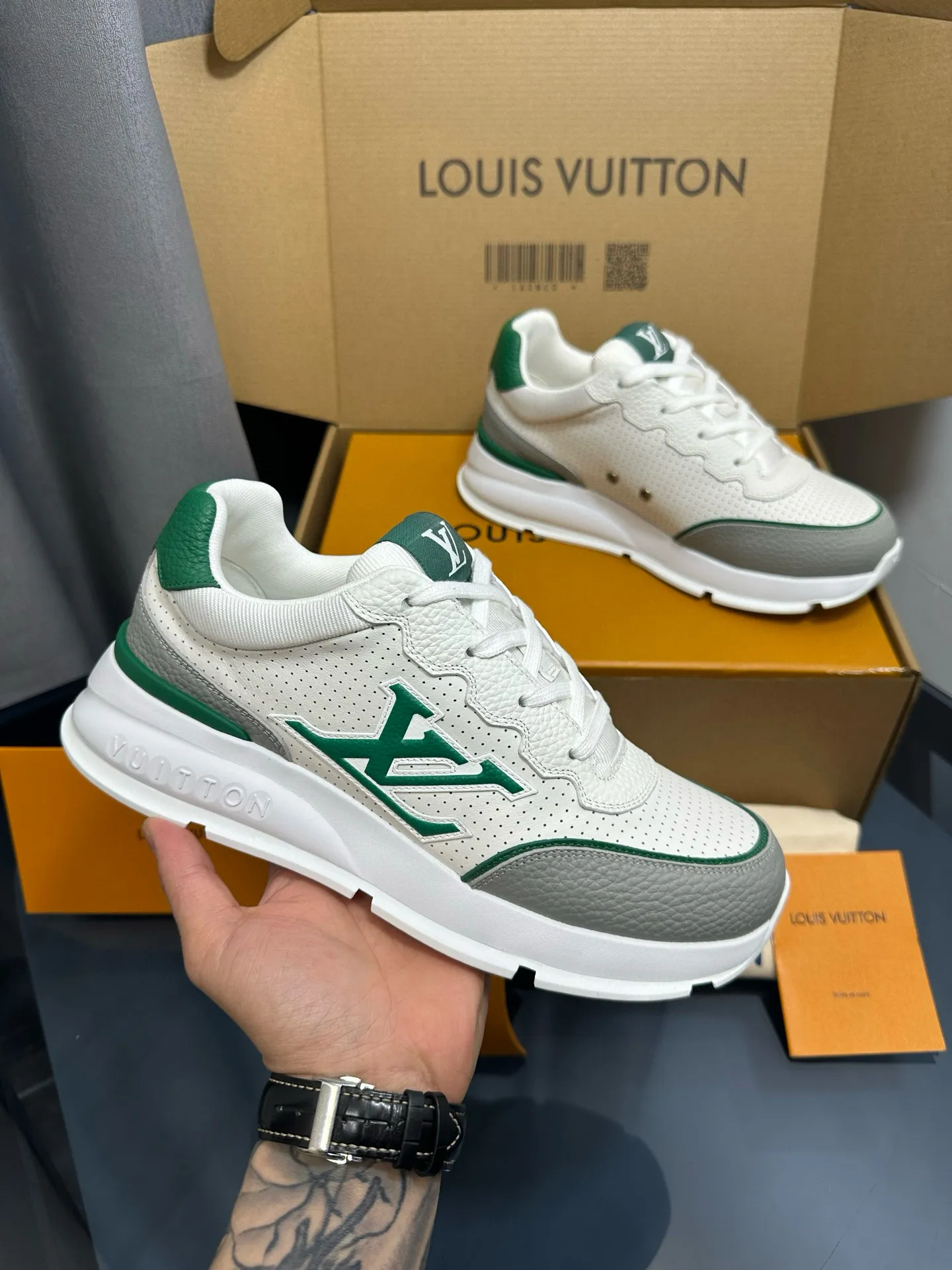 Factory price: 700💰🌈LV | Louis Vuitton 2025𝐬𝐬 🧡💚2025 spring and summer new style top version‼ ️The original version is the same. The counter focuses on the latest casual shoes and new hard goods🆕 ❥Purchasing agent level! Full of high-end feel! A popular model among bloggers at home and abroad, it’s retro and fashionable, and looks stunning on your feet! Wear a lot of happiness! The official website's main recommendation★ ━━━━━ ЅᏇєєt ━━━━━ ▪️Upper: Original custom-made imported calfskin fabric ▪️Inner: breathable gauze imported from Italy ▪️Outsole: rubber foam ➕t men's men's shoes 💰u high-end outsole ▪️Color: nine colors available ▪️Shoe size: 35-44, (45, 46 customized)